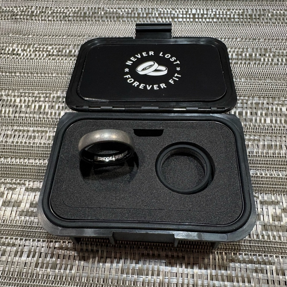 New titanium wedding ring with hard case and silicone ring included size 12.5